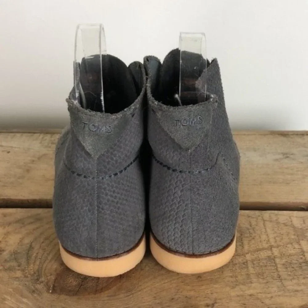 TOMS grey suede lace up chukka boots size 8 EUC_5